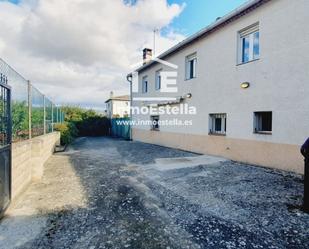 Vista exterior de Casa adosada en venda en Valle de Yerri / Deierri amb Calefacció, Jardí privat i Traster