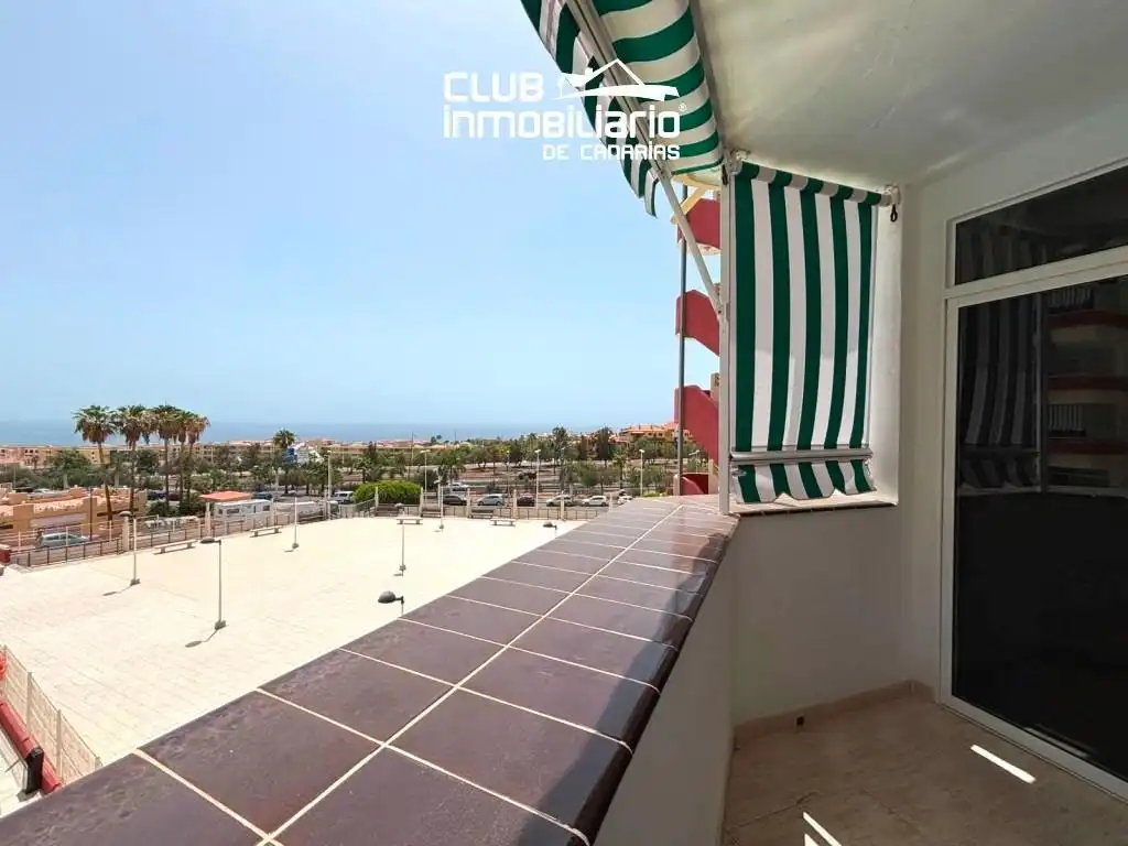 Vista exterior de Pis de lloguer en Adeje amb Terrassa, Moblat i Piscina comunitària