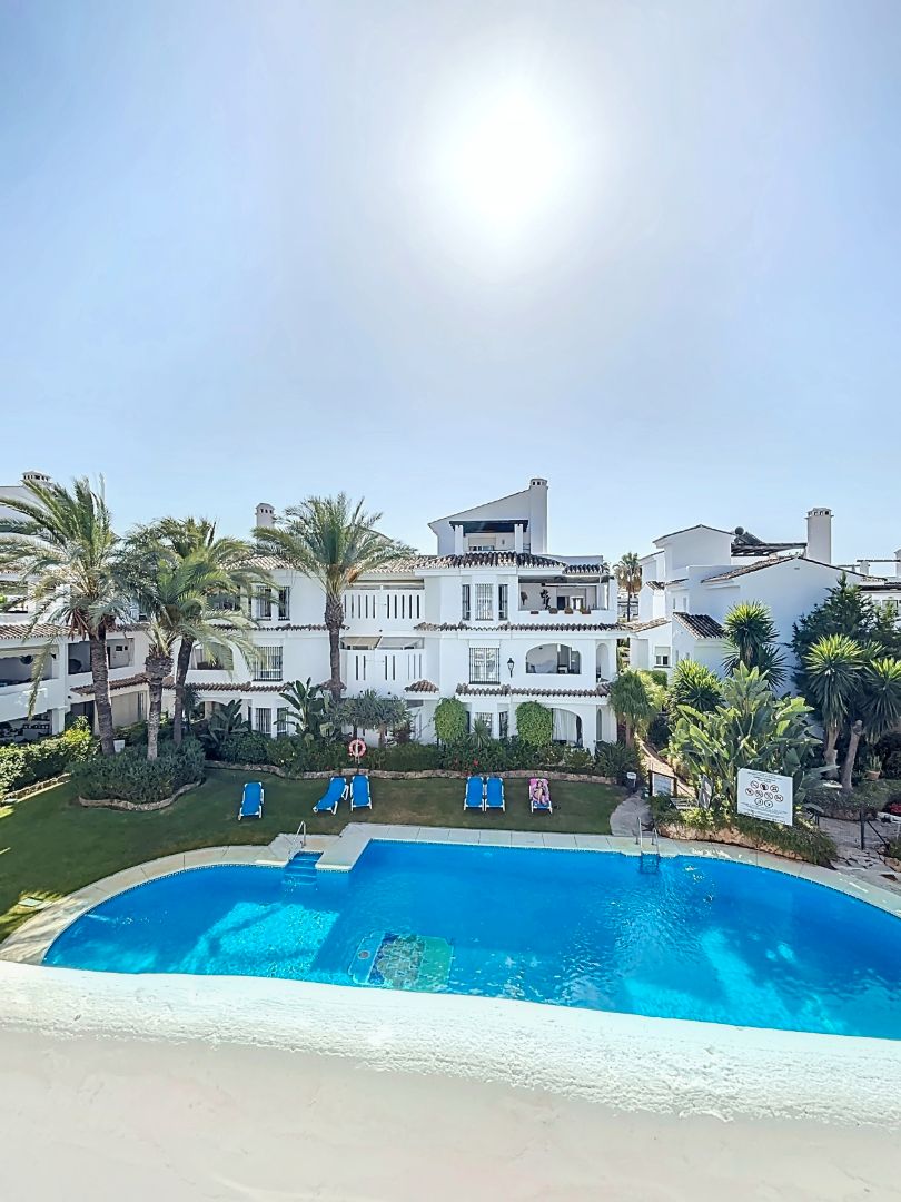 Vista exterior de Àtic en venda en Marbella amb Aire condicionat, Parquet i Terrassa