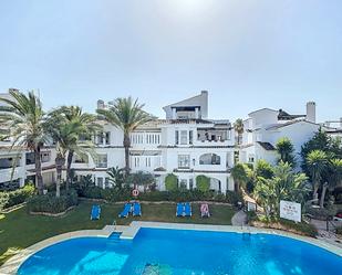 Vista exterior de Àtic en venda en Marbella amb Aire condicionat, Parquet i Terrassa