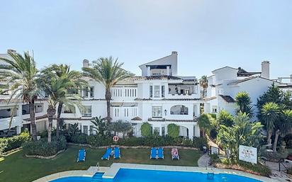 Vista exterior de Àtic en venda en Marbella amb Aire condicionat, Parquet i Terrassa