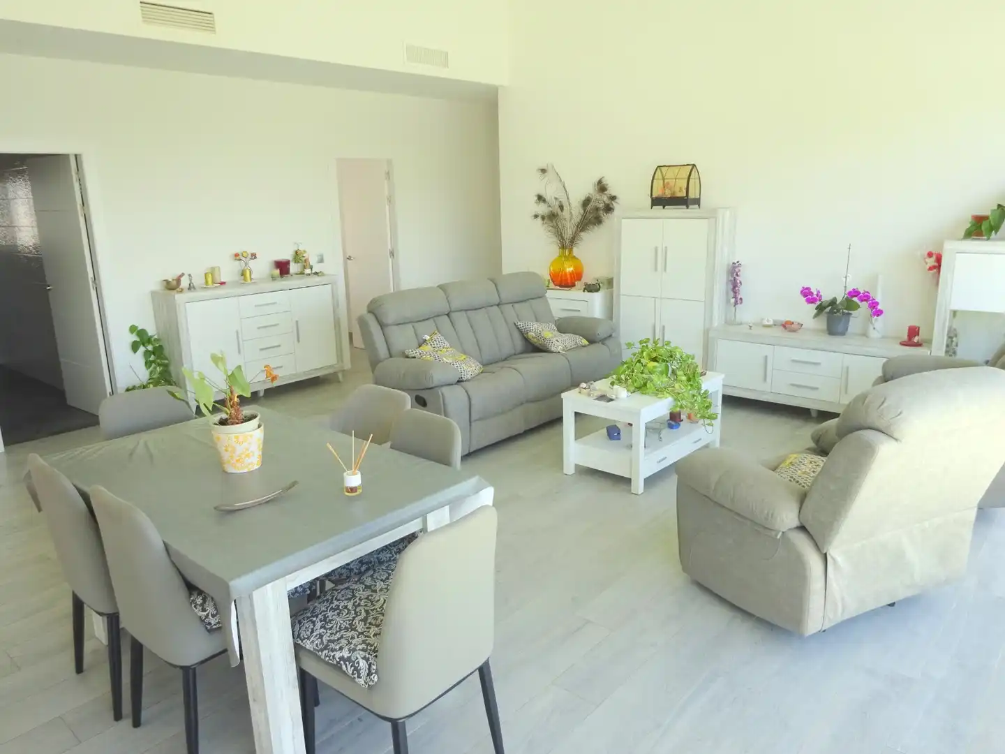 Sala d'estar de Casa o xalet en venda en Alhaurín de la Torre amb Aire condicionat, Calefacció i Jardí privat