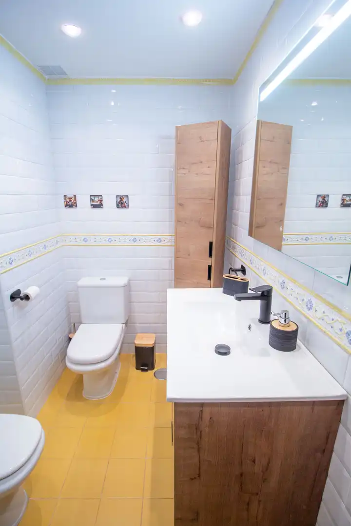 Baño de Piso de alquiler en Gijón  con Calefacción, Terraza y Trastero