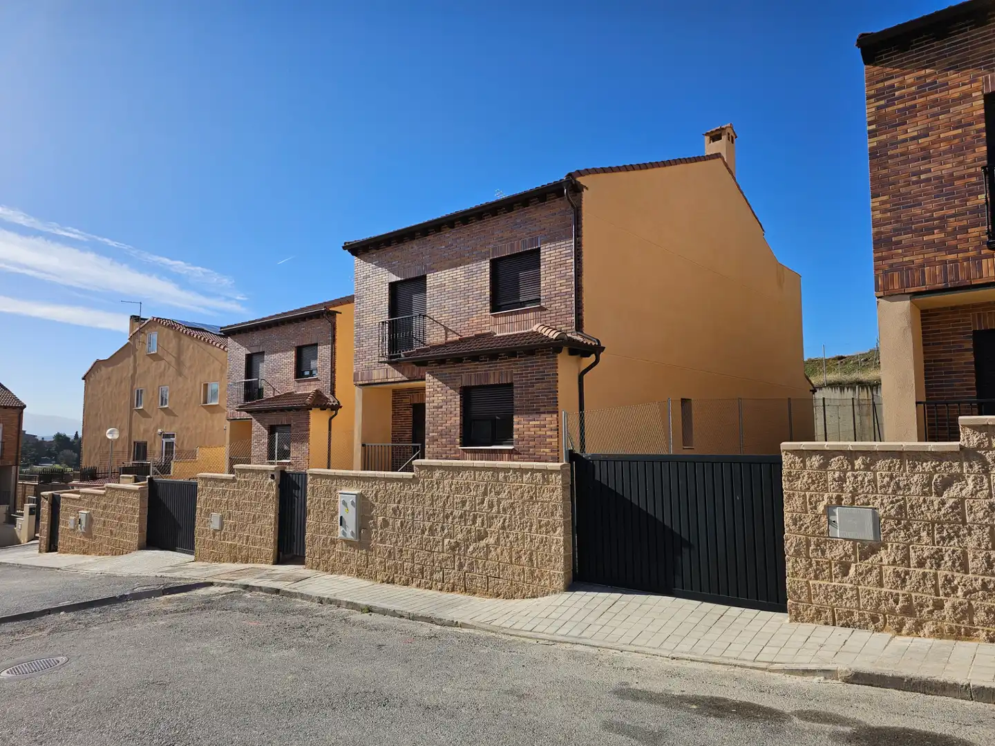 Vista exterior de Casa o xalet de lloguer en La Lastrilla  amb Aire condicionat, Calefacció i Jardí privat