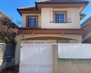 Vista exterior de Casa o xalet en venda en Villanueva de la Cañada amb Piscina