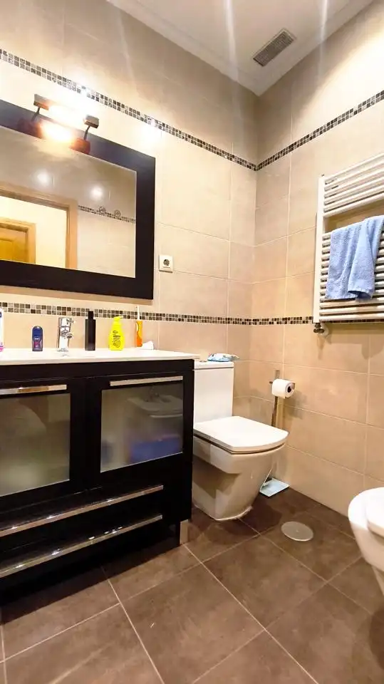 Bathroom of Ground floor for rent in Madrid  with Air Conditioner, Heating and Parquet flooring