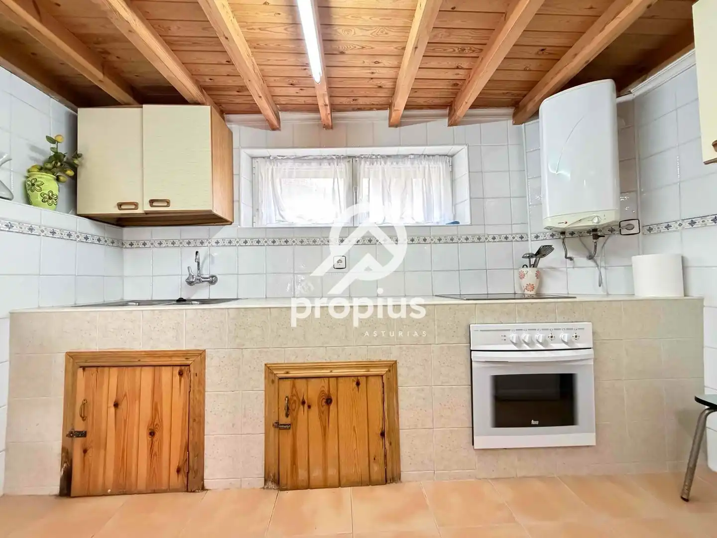 Cuina de Casa o xalet en venda en Llanes amb Calefacció, Terrassa i Traster