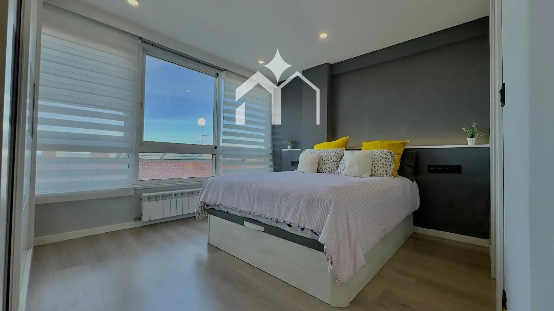 Dormitori de Pis en venda en Vigo  amb Calefacció, Parquet i Traster