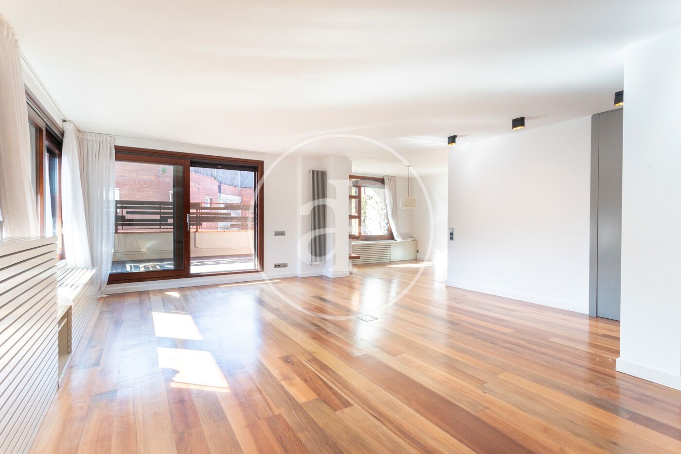 Vista exterior de Piso de alquiler en  Barcelona Capital con Aire acondicionado, Calefacción y Terraza