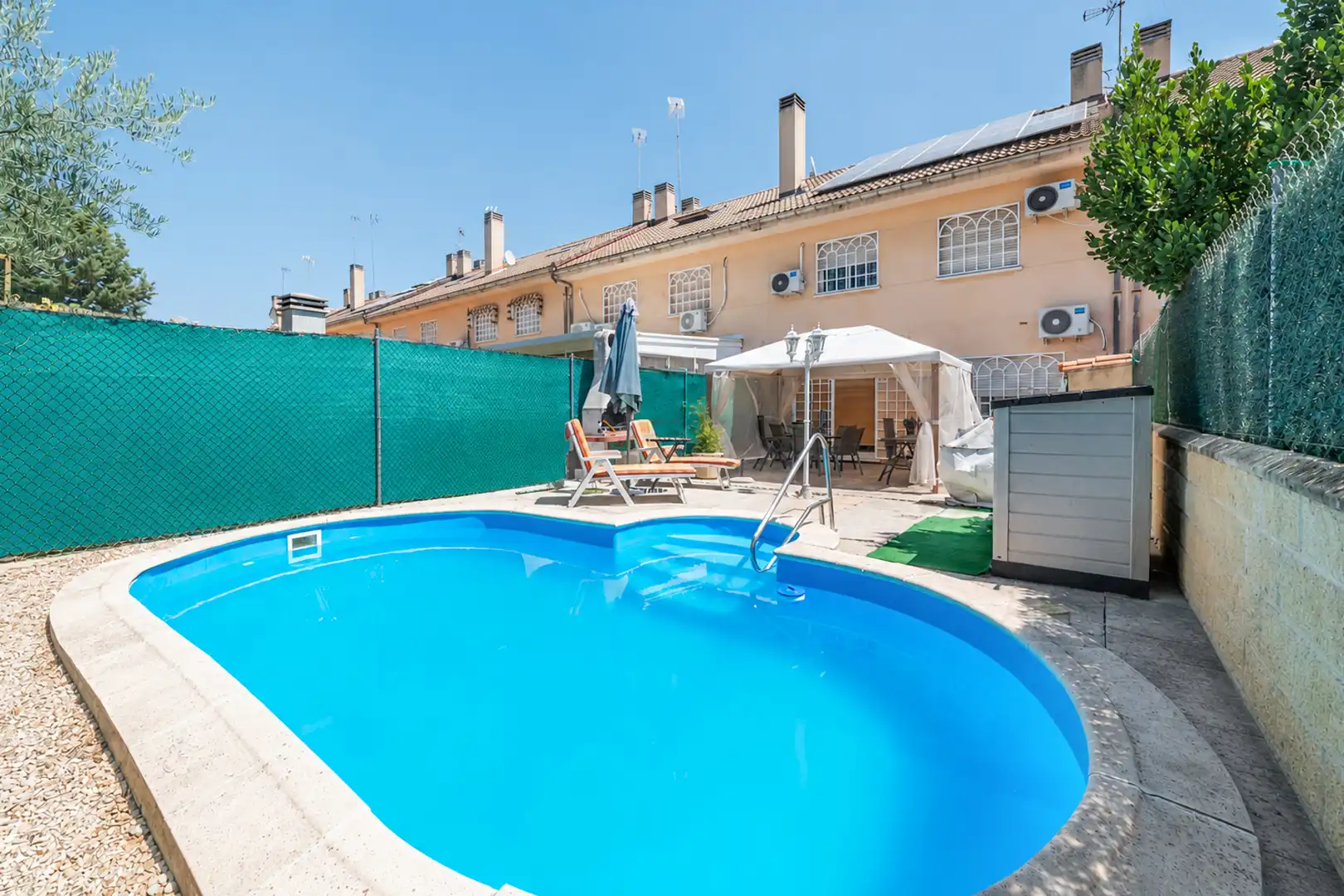 Piscina de Casa adosada en venda en Parla amb Aire condicionat, Calefacció i Piscina