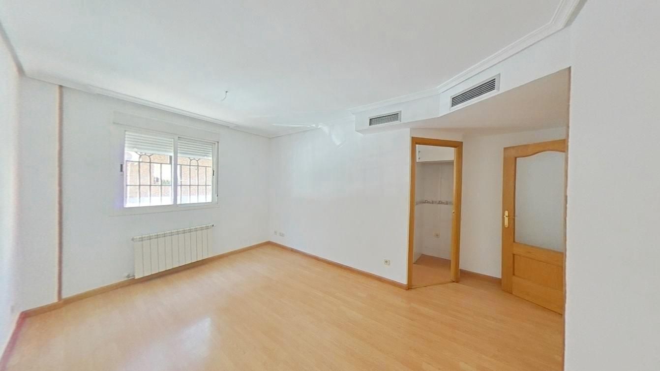 Habitación de Piso en venta en  Madrid Capital con Aire acondicionado, Terraza y Trastero