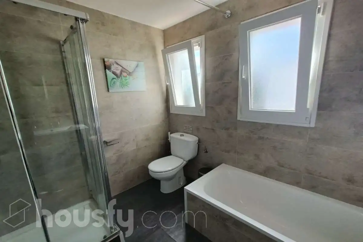 Bathroom of Flat for sale in Benahavís  with Air Conditioner, Heating and Private garden