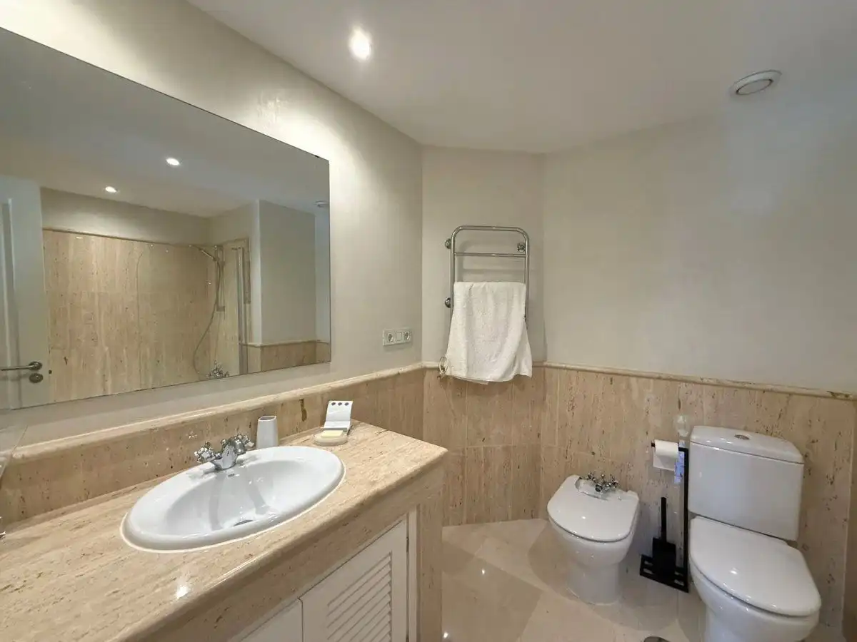 Bathroom of Apartments for rent in Sotogrande  with Air Conditioner, Heating and Terrace