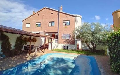 Piscina de Casa adosada en venda en Cobeña amb Aire condicionat, Calefacció i Jardí privat