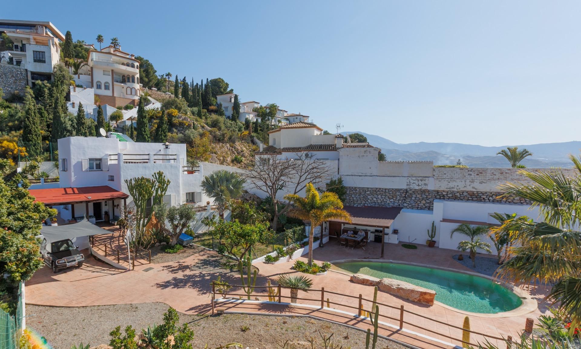 Vista exterior de Casa o xalet en venda en Salobreña amb Aire condicionat, Calefacció i Jardí privat