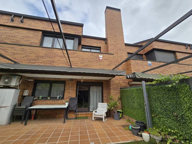 Casa-chalet en Venta en Calle Hungría en Urb. Belvalle