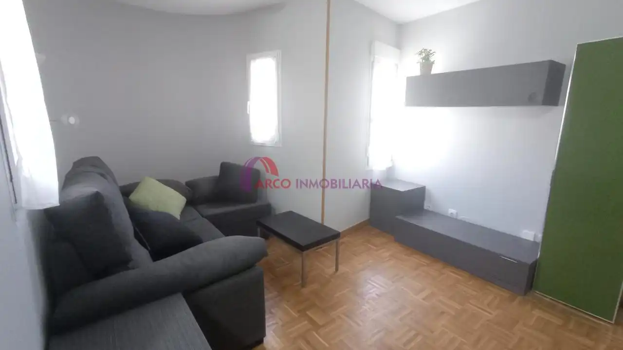 Sala d'estar de Apartament en venda en Burgos amb Calefacció i Balcó