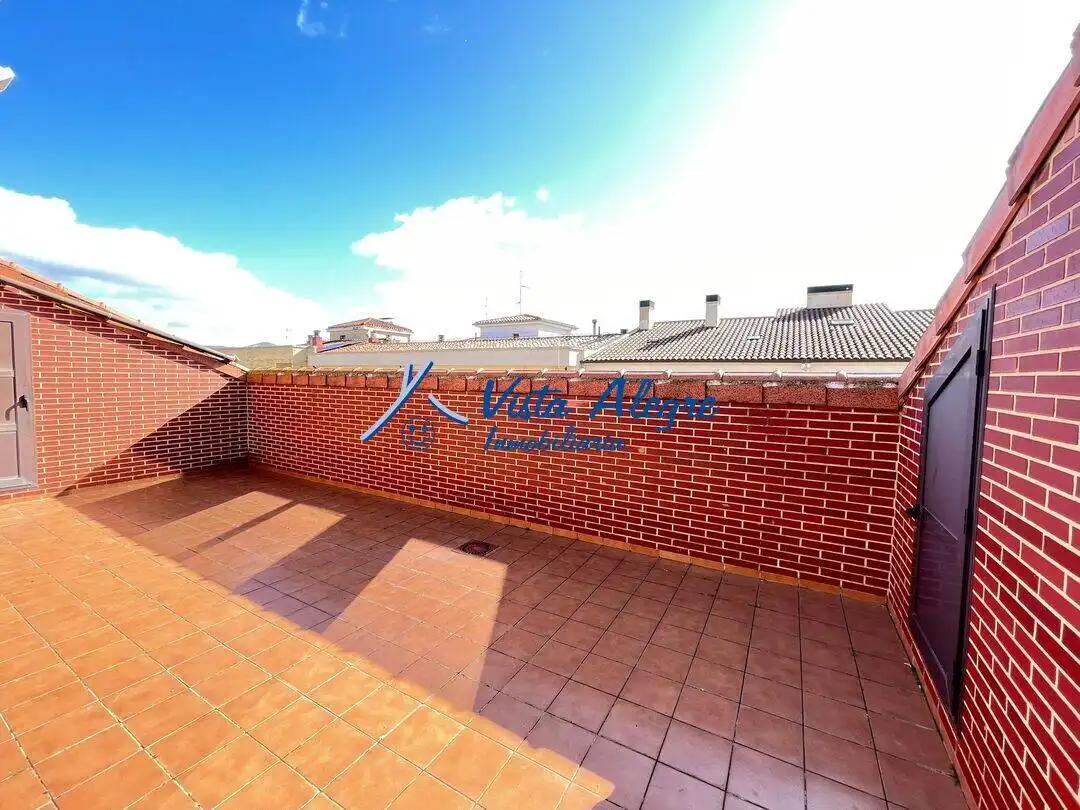 Vista exterior de Ático en venta en Haro con Calefacción, Parquet y Terraza
