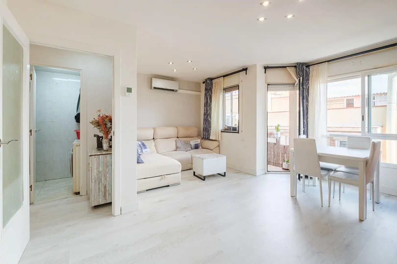 Sala d'estar de Pis en venda en Sant Andreu de la Barca amb Aire condicionat, Calefacció i Parquet