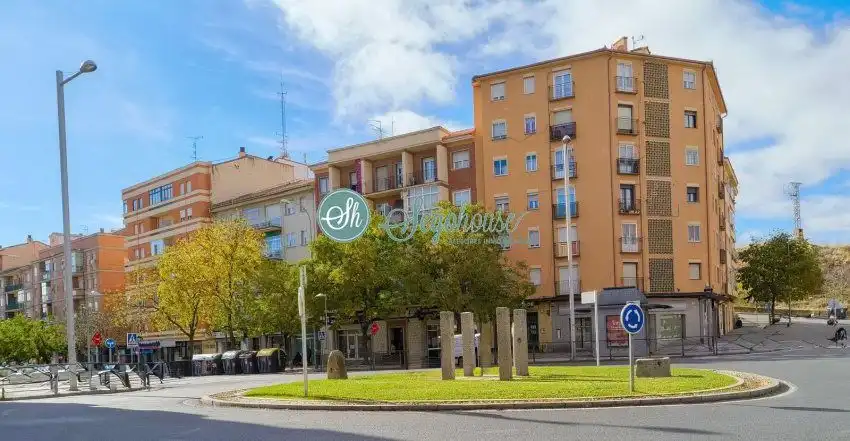 Vista exterior de Piso en venta en Segovia con Calefacción, Terraza y Amueblado