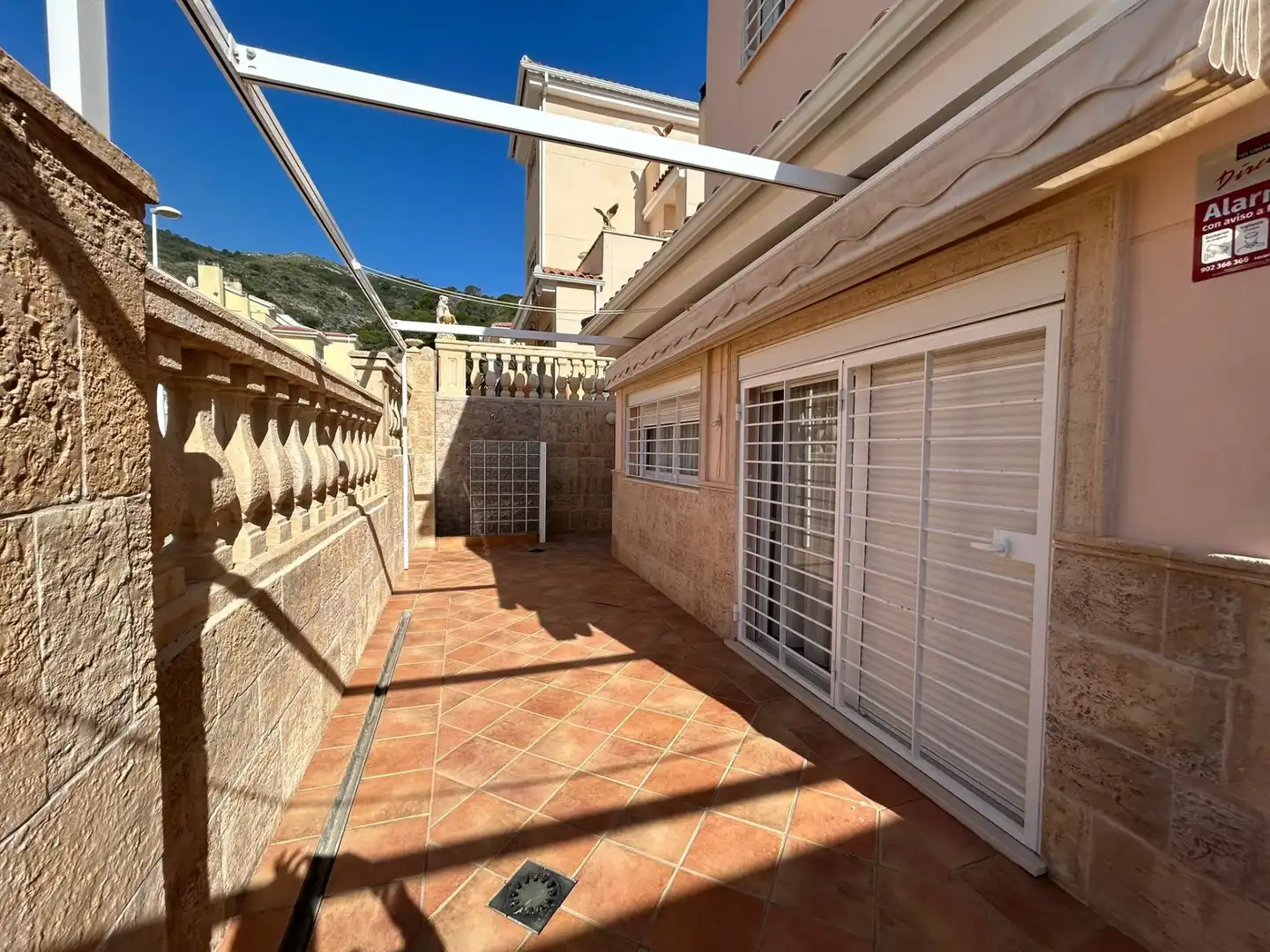 Terrasse von Einfamilien-Reihenhaus zum Verkauf in Cullera mit Klimaanlage, Terrasse und Möbliert