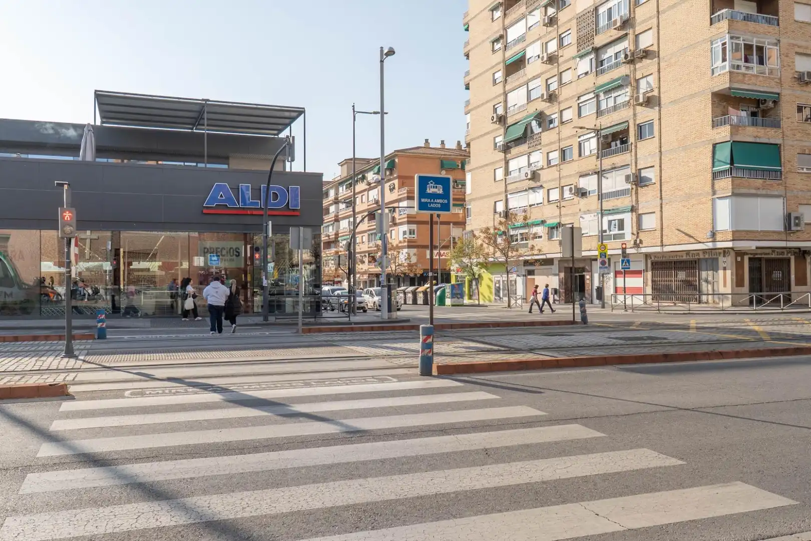Vista exterior de Pis en venda en Granada amb Aire condicionat i Balcó