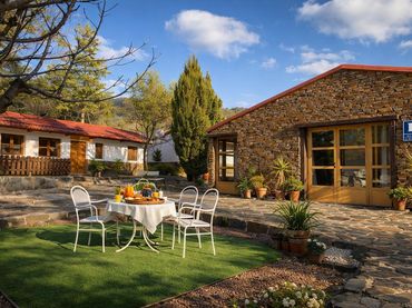 Casa rústica amb balcó en venda a Carretera Pago Anduron