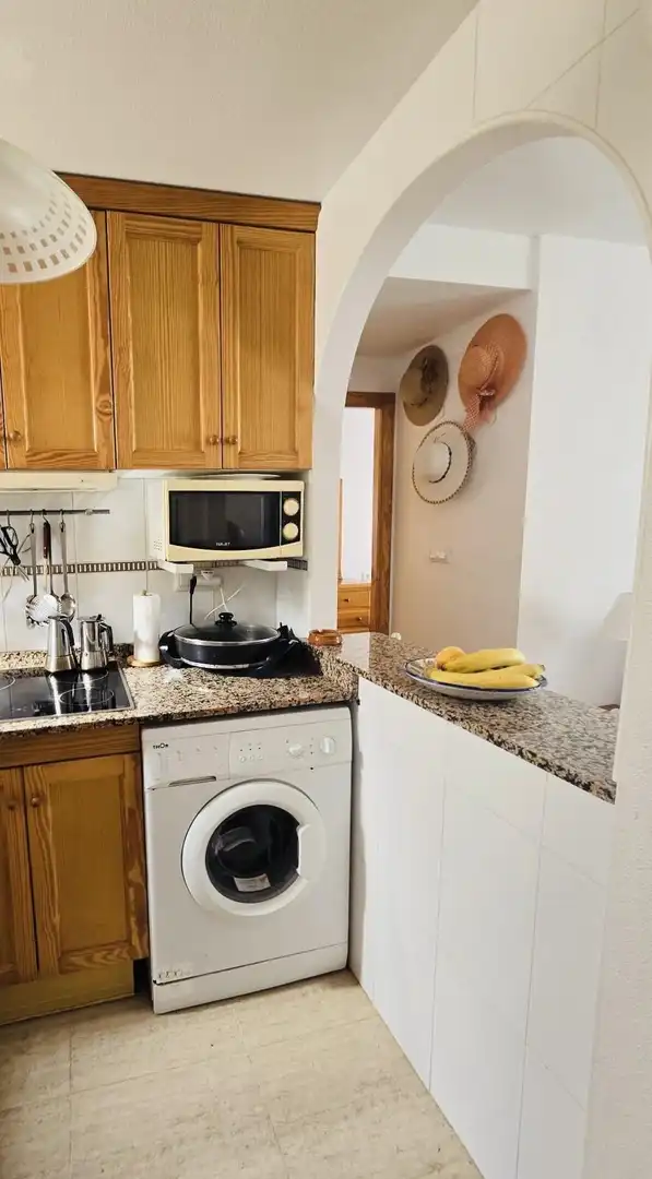 Küche von Wohnung zum Verkauf in Torrevieja mit Klimaanlage, Heizung und Privatgarten