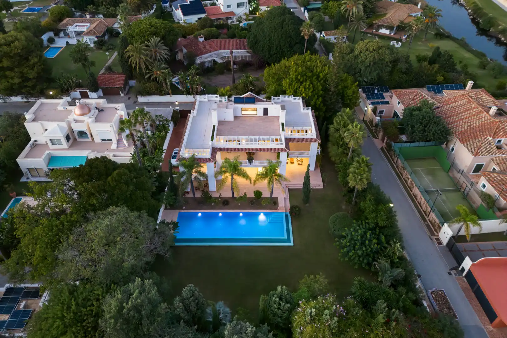 Vista exterior de Casa o xalet en venda en Estepona amb Aire condicionat, Jardí privat i Terrassa