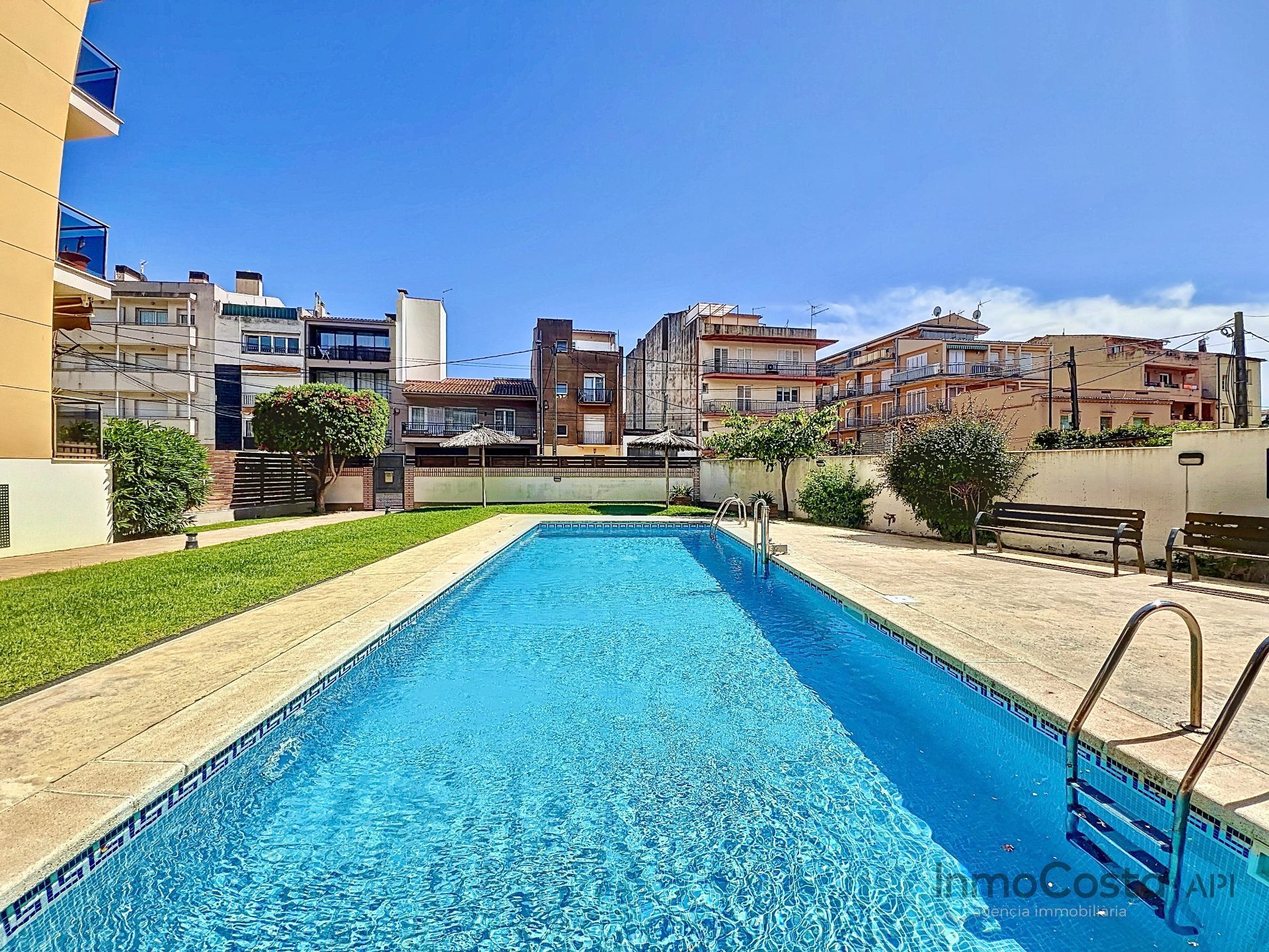 Piscina de Estudio en venta en L'Estartit con Aire acondicionado, Trastero y Amueblado