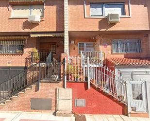 Vista exterior de Casa o xalet en venda en Getafe amb Jardí privat
