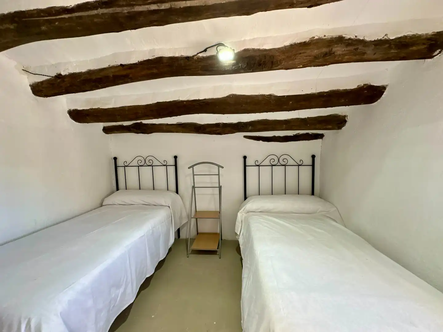 Dormitori de Finca rústica en venda en Sierro amb Aire condicionat, Calefacció i Jardí privat
