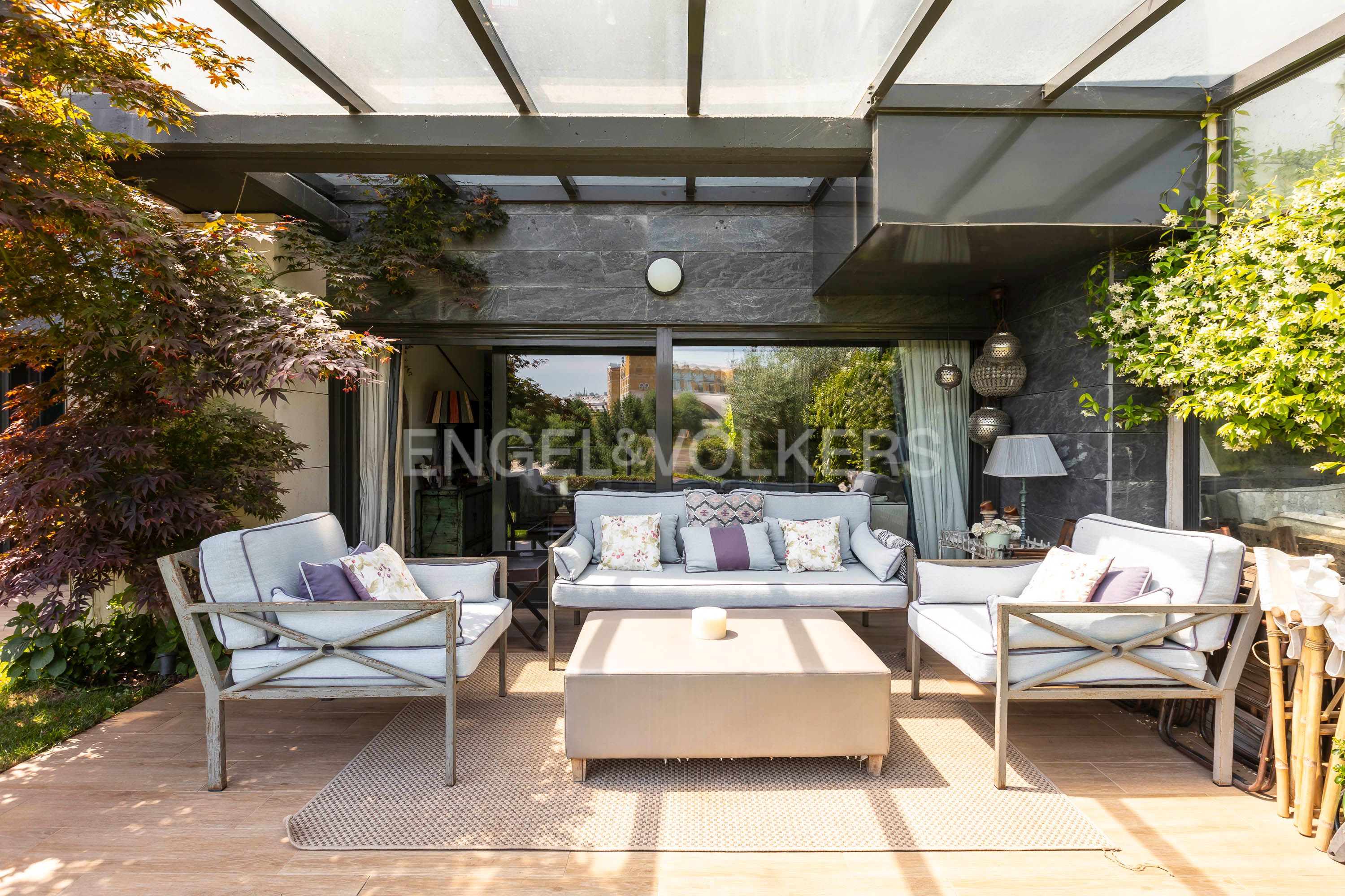 Terrassa de Apartament en venda en La Moraleja amb Aire condicionat, Calefacció i Jardí privat