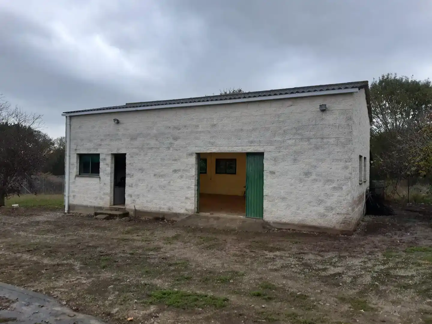 Außenansicht von Fabrikhallen zur Miete in Mugardos