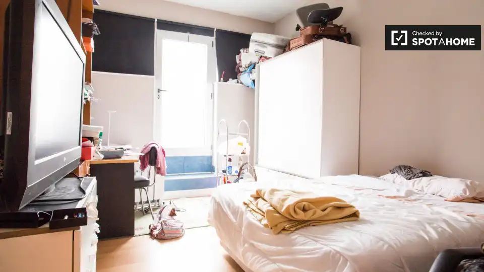 Bedroom of Flat for share in Bilbao   with Air Conditioner, Heating and Terrace