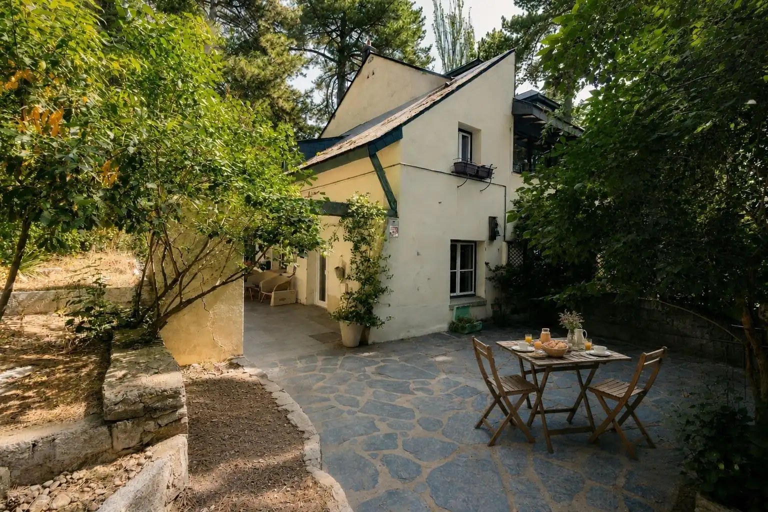 Casa aparellada amb piscina en venda a Abantos - Carmelitas