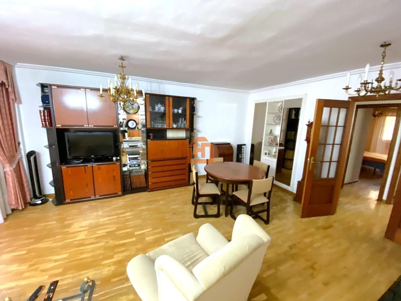 Sala d'estar de Apartament en venda en León Capital  amb Calefacció, Traster i Moblat