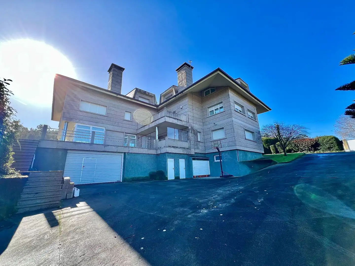 Vista exterior de Casa o xalet en venda en Bergondo amb Calefacció, Jardí privat i Terrassa