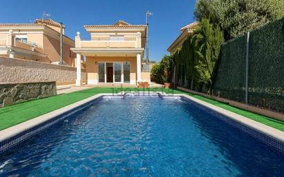 Vista exterior de Casa o xalet en venda en Otura amb Terrassa, Piscina i Balcó