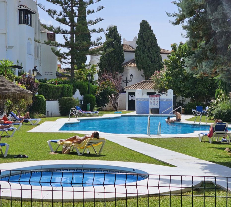 Piscina de Piso en venta en Motril con Amueblado, Horno y Lavadora