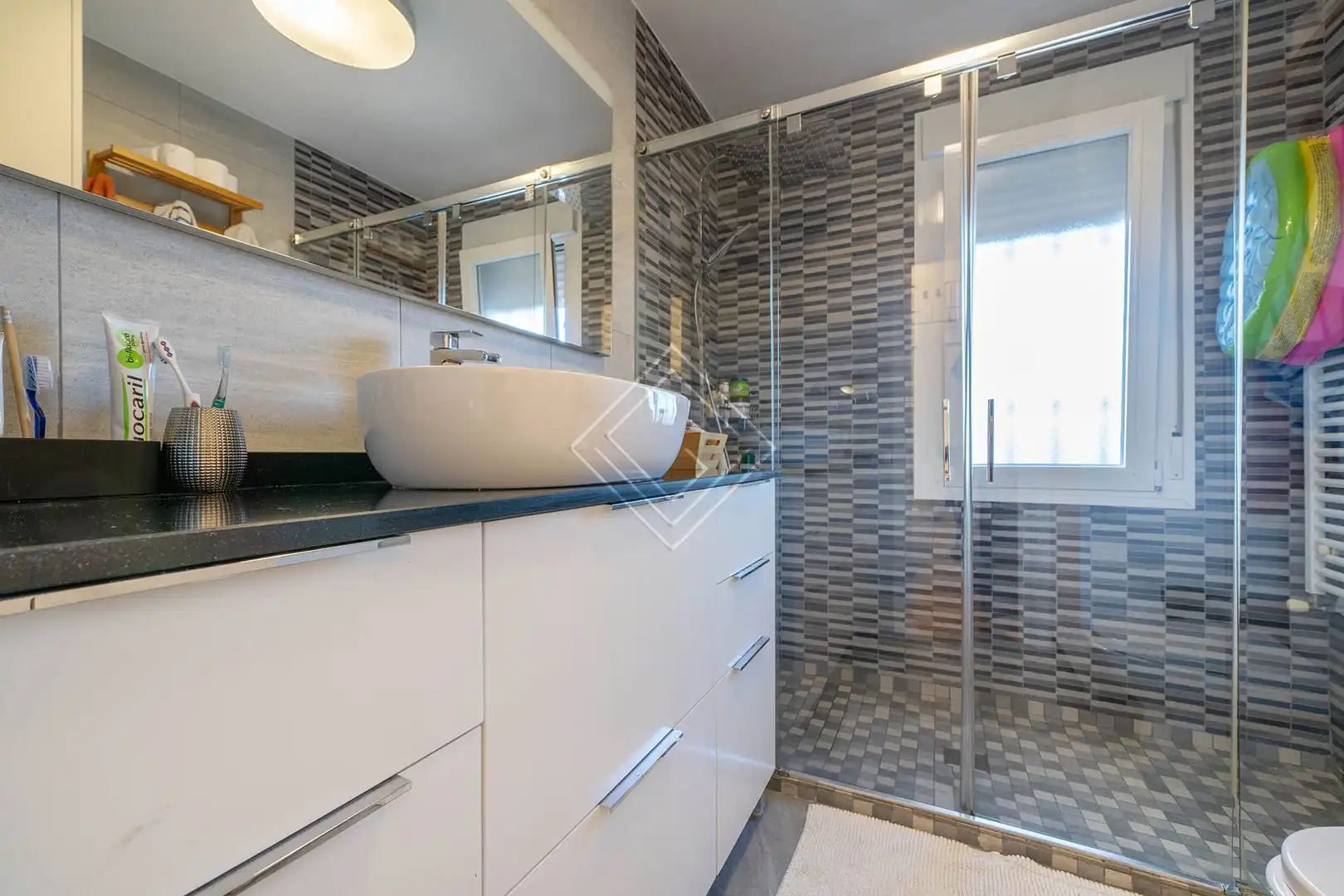 Baño de Casa adosada en venta en Pozuelo de Alarcón con Aire acondicionado, Jardín privado y Terraza