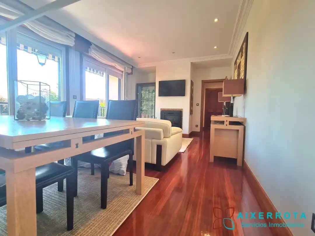 Menjador de Apartament de lloguer en Getxo  amb Calefacció, Terrassa i Traster