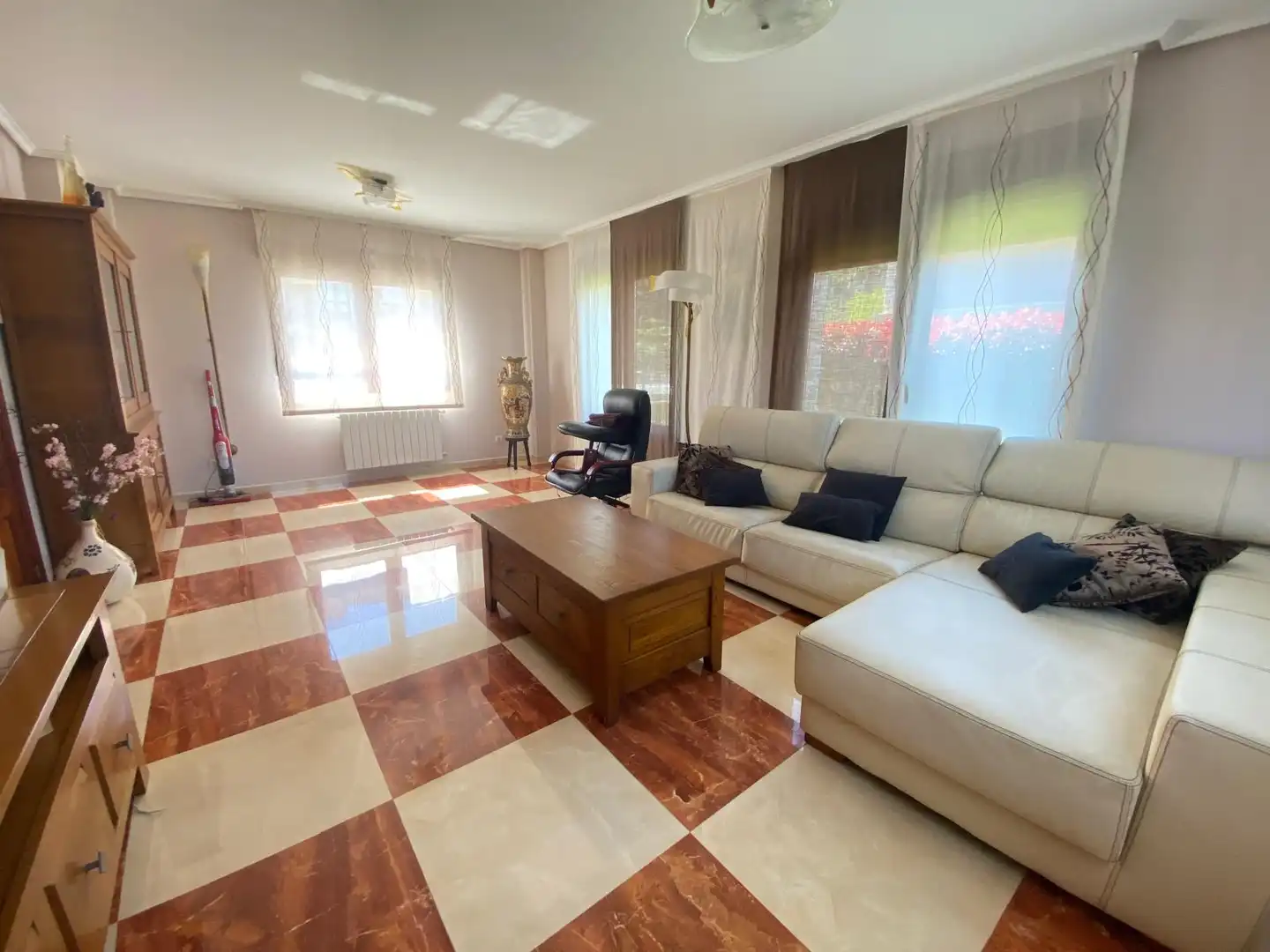 Sala de estar de Casa o chalet en venta en Castro-Urdiales con Calefacción, Jardín privado y Terraza