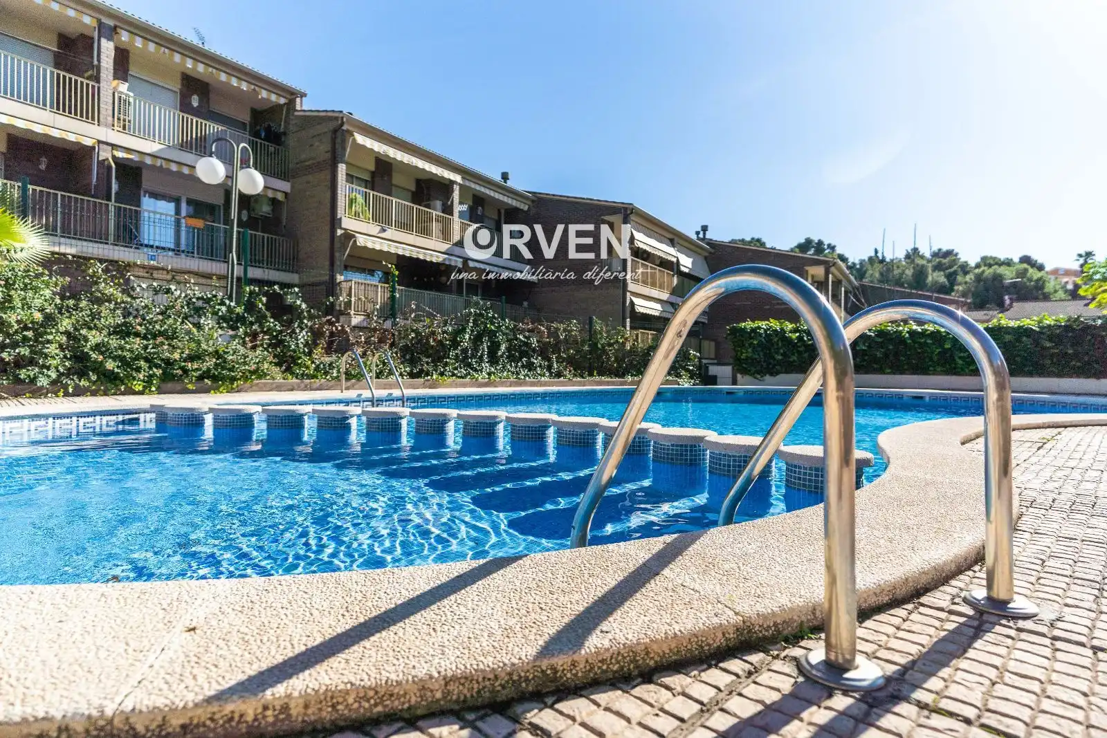 Schwimmbecken von Einfamilien-Reihenhaus zum Verkauf in Tarragona mit Klimaanlage, Heizung und Terrasse