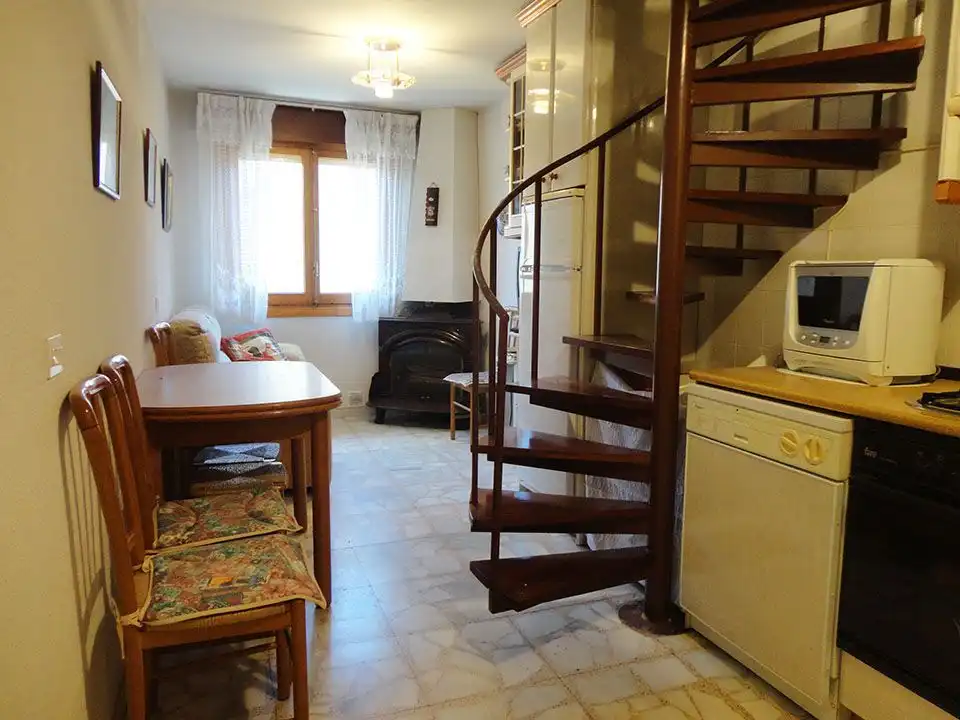 Sala d'estar de Finca rústica en venda en Riocavado de la Sierra amb Moblat
