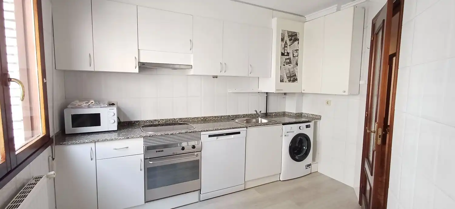 Küche von Wohnung zur Miete in Gijón  mit Heizung, Abstellraum und Schwimmbad