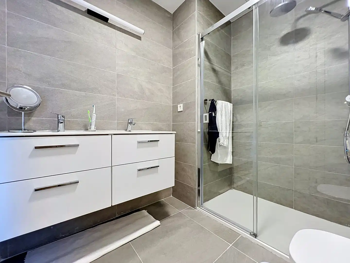 Badezimmer von Einfamilien-Reihenhaus zum Verkauf in Manilva mit Klimaanlage, Terrasse und Abstellraum