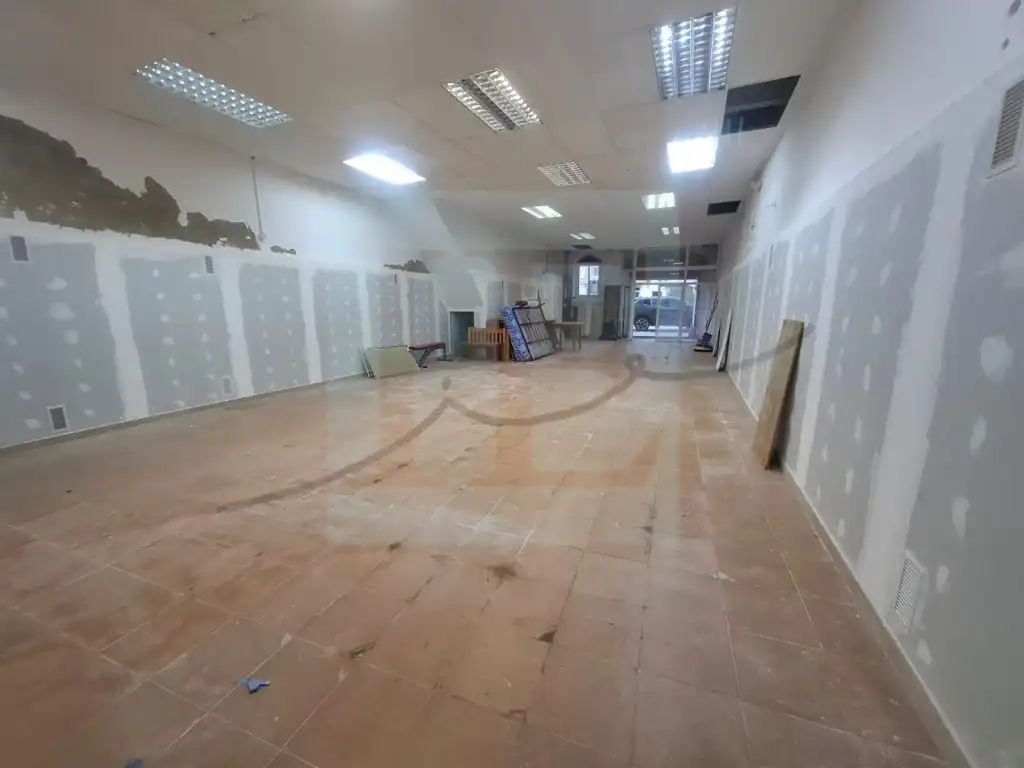 Edificio en venta en Montbrió del Camp