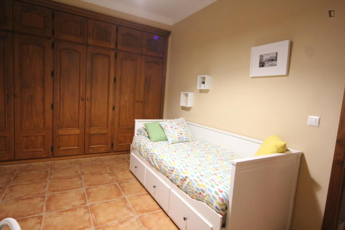 Dormitori de Apartament per a compartir en Puerto Real amb Aire condicionat, Moblat i Forn