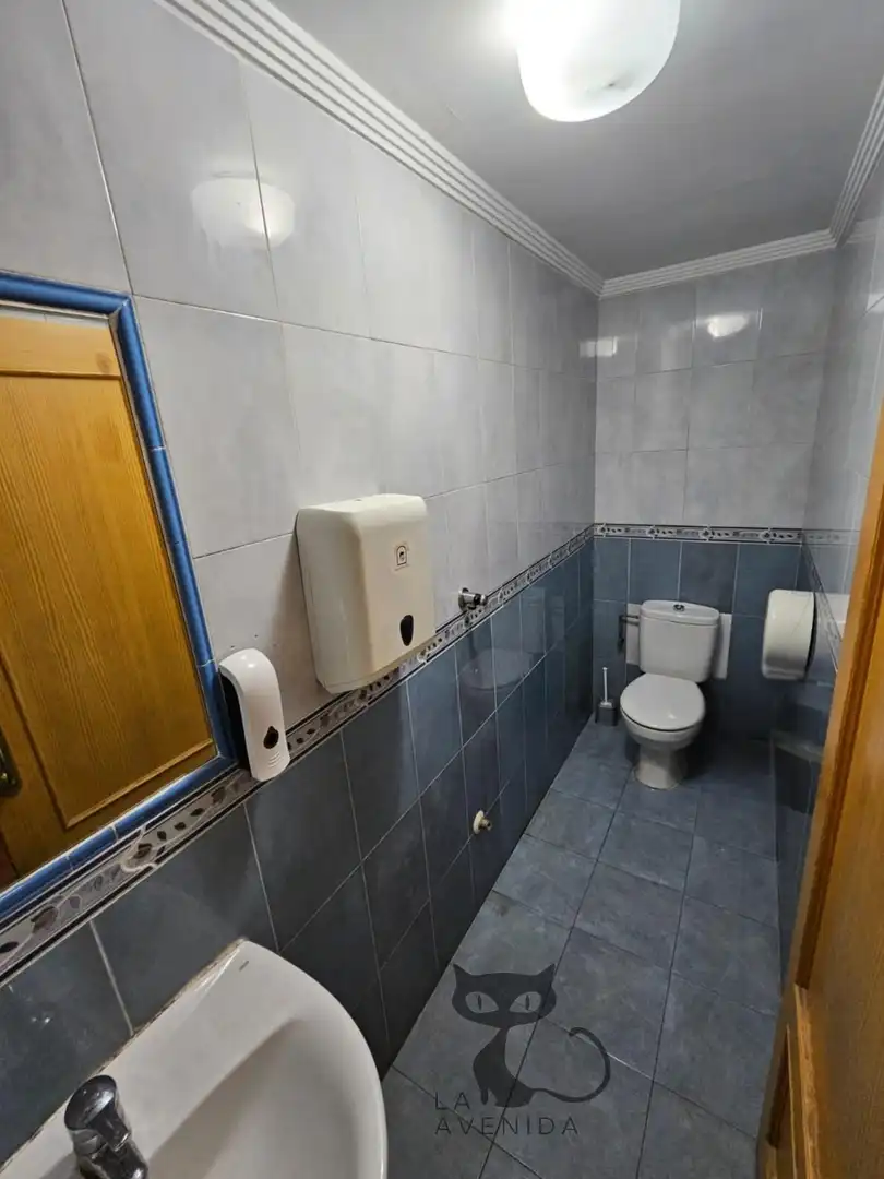 Baño de Local de alquiler en Valencia con Aire acondicionado y Amueblado